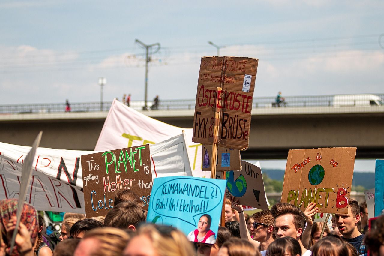 découvrez les enjeux et projections du climat futur pour mieux comprendre les impacts environnementaux et les solutions possibles face au changement climatique.