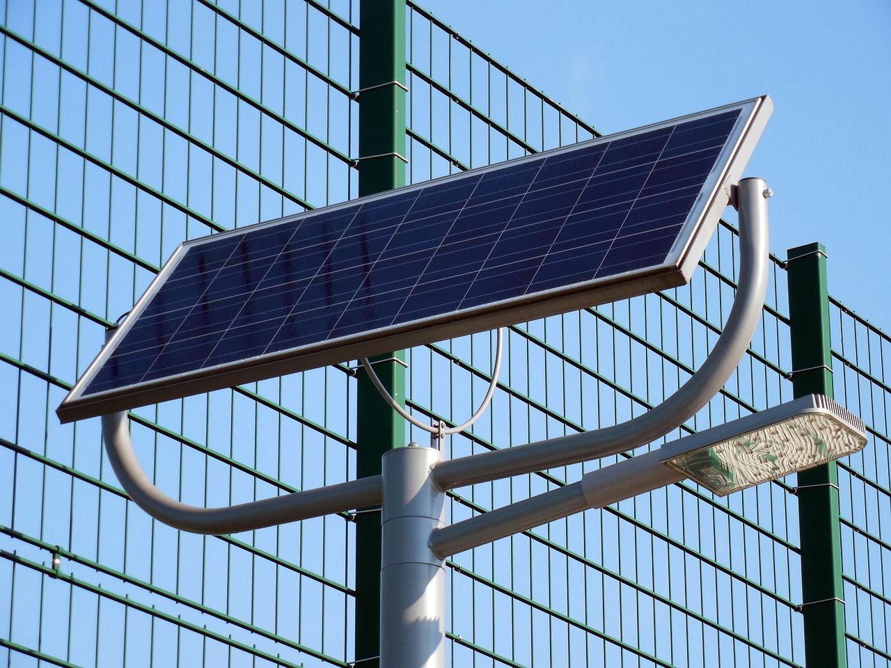 découvrez tout sur le photovoltaïque : son fonctionnement, ses avantages écologiques et économiques, et comment installer des panneaux solaires pour produire votre propre électricité verte.