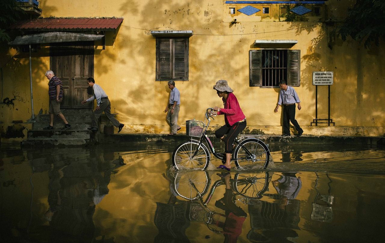 découvrez les causes et les conséquences des inondations, ainsi que les mesures de prévention et d'adaptation à ce phénomène naturel. informez-vous sur l'impact des inondations sur l'environnement et les collectivités, et explorez les solutions pour atténuer les risques.