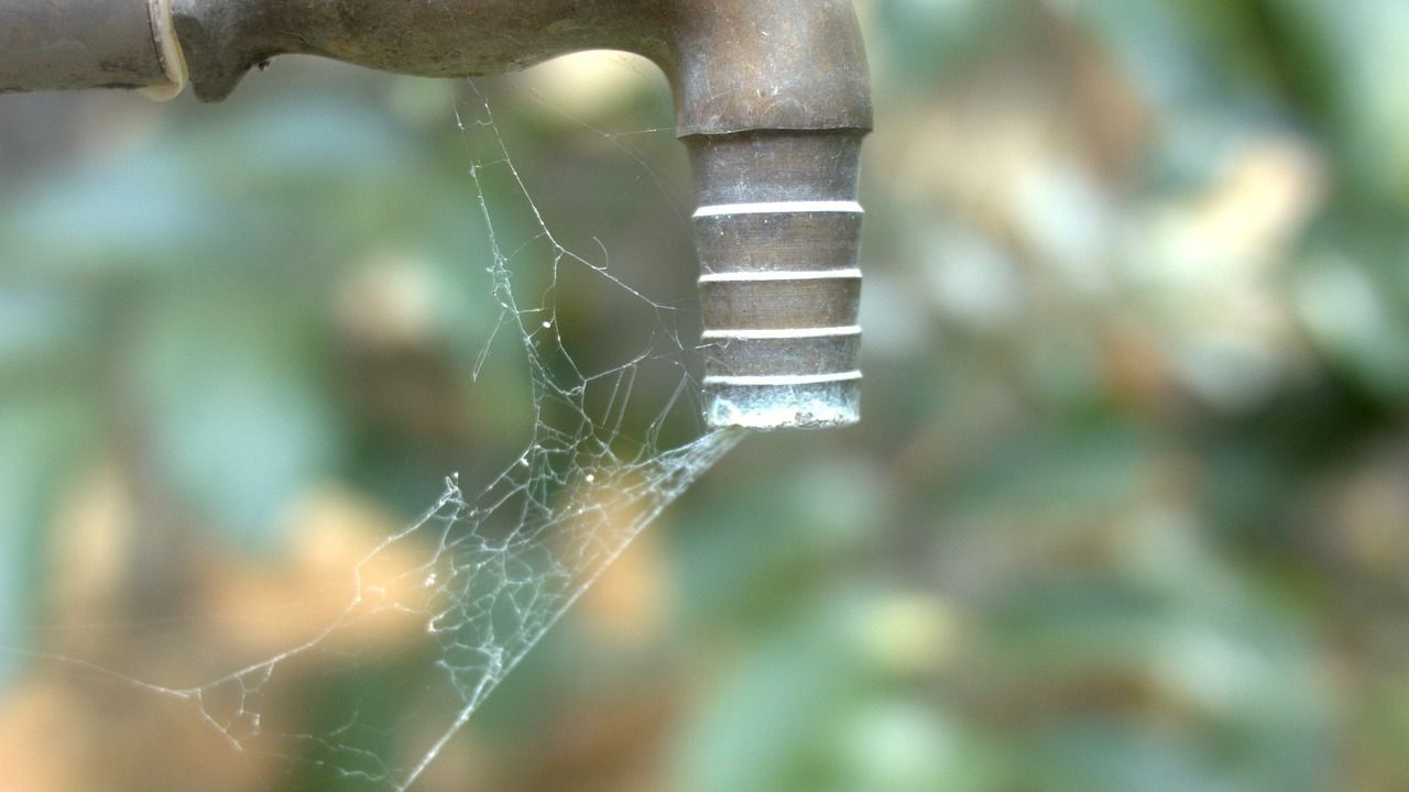 découvrez les causes, les conséquences et les solutions à la rareté de l'eau, un enjeu crucial pour la planète et les générations futures.