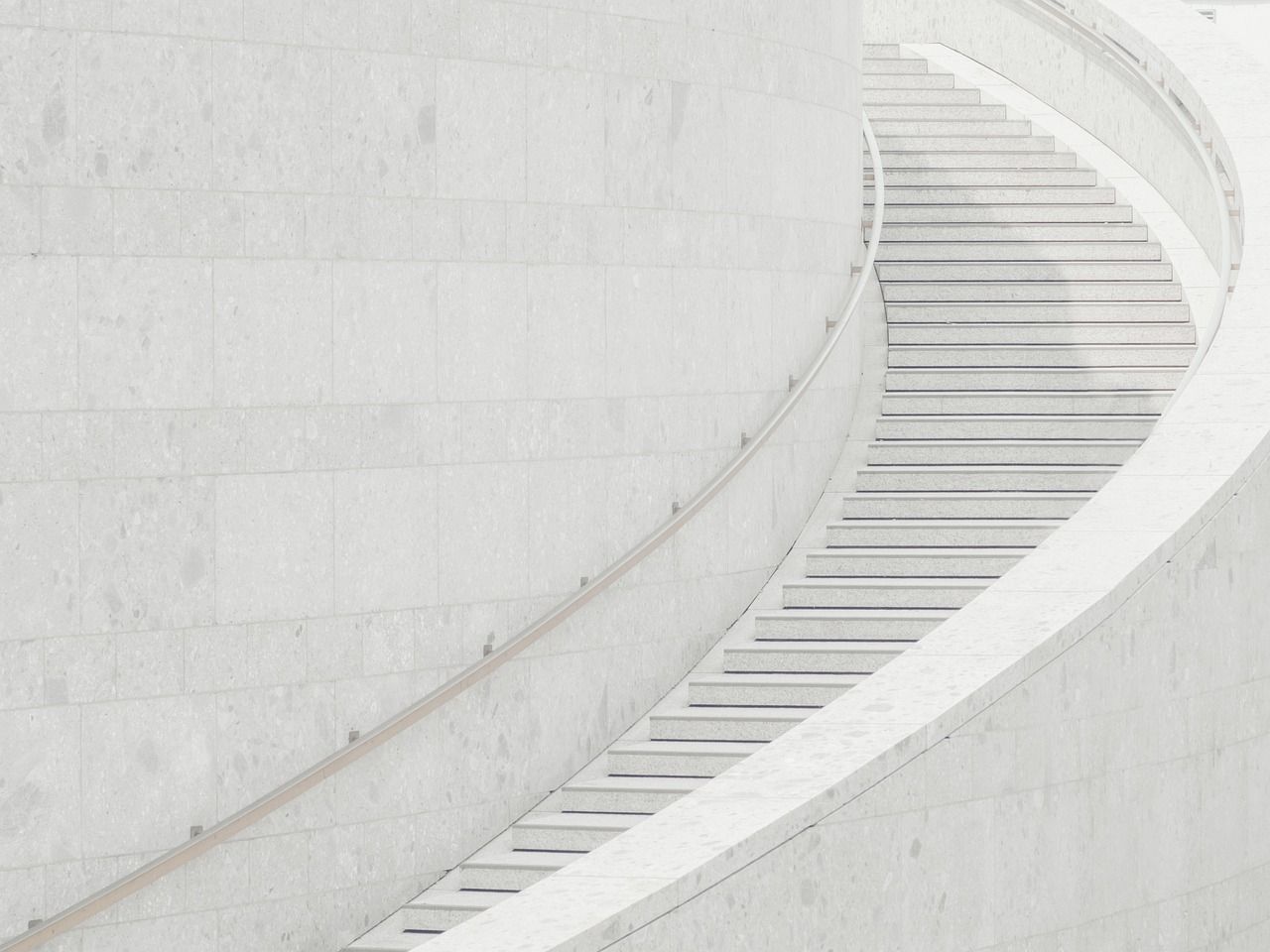 découvrez l'impact des infrastructures sur notre environnement et notre société, et explorez comment leur développement peut façonner un avenir durable.