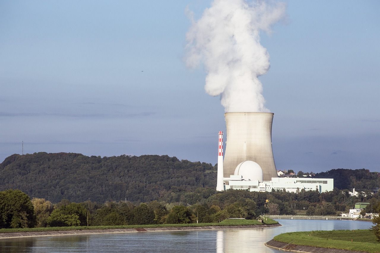 découvrez les avantages et les enjeux de l'énergie nucléaire : fonctionnement, impact environnemental, sécurité, avenir du nucléaire et alternatives pour une énergie propre et durable.
